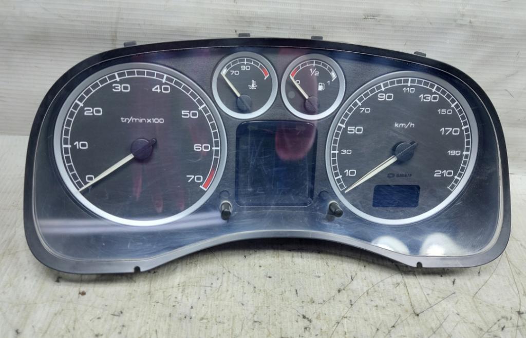 Peugeot 307 hatchback 1.4 petrol MT 55 kW 2001  Prístrojová doska P9636708280