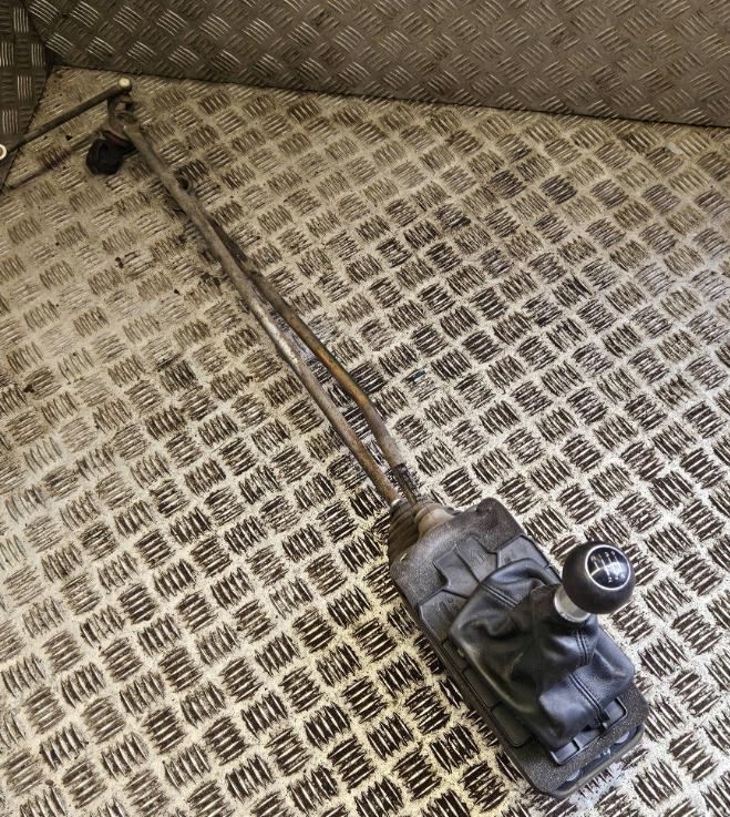 Audi A4 B6 2000-2004 combi 1.9 TDI diesel MT 96 kW 2003  Rýchlostná páka (kulisa) 8e0711025