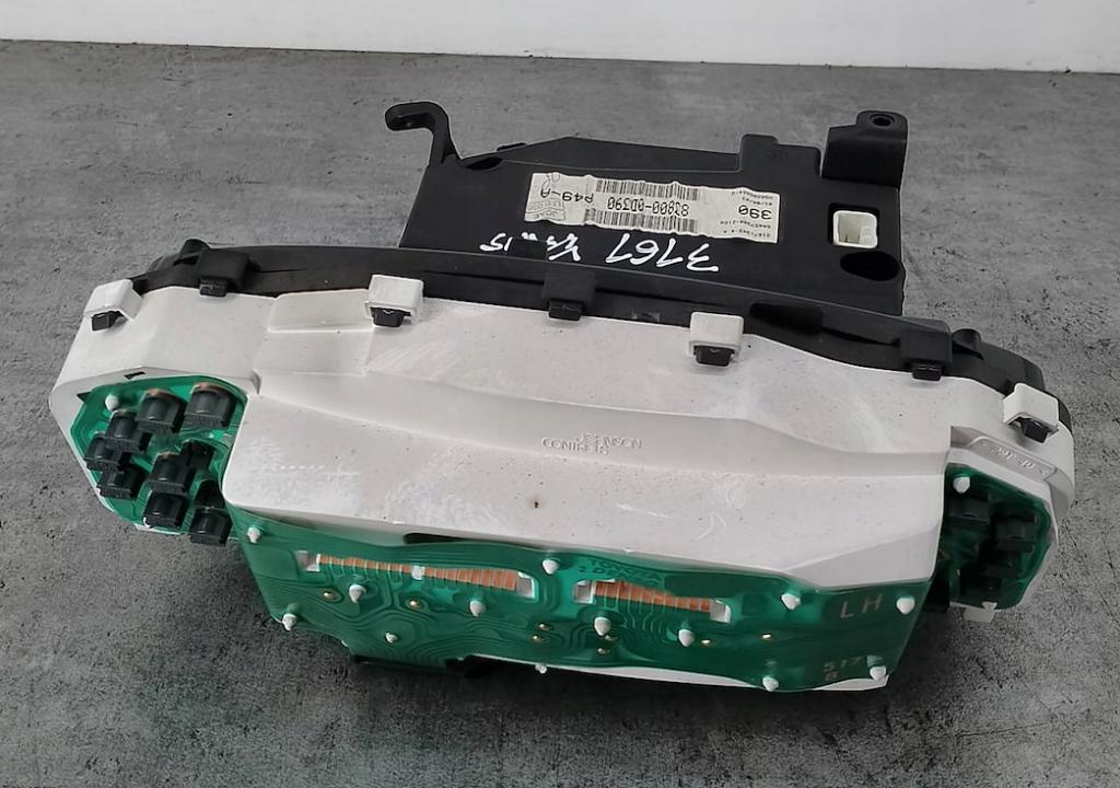 Toyota Yaris I 1999-2005 hatchback 1.0 16v petrol 48 kW Prístrojová doska 83800-0D390