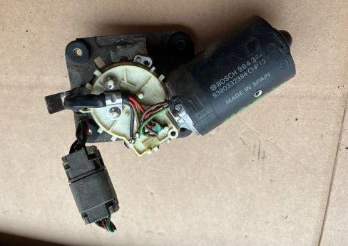 Ford Maverick I 1993-1999 suv 2.7 TD diesel 74 kW 1994  Motorček stieračov predný 9390332384