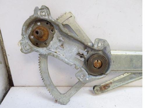 Mercedes Mb100 hatchback 2.4 D diesel MT 50 kW 1993  Mechanizmus sťahovania okna predný ľavý