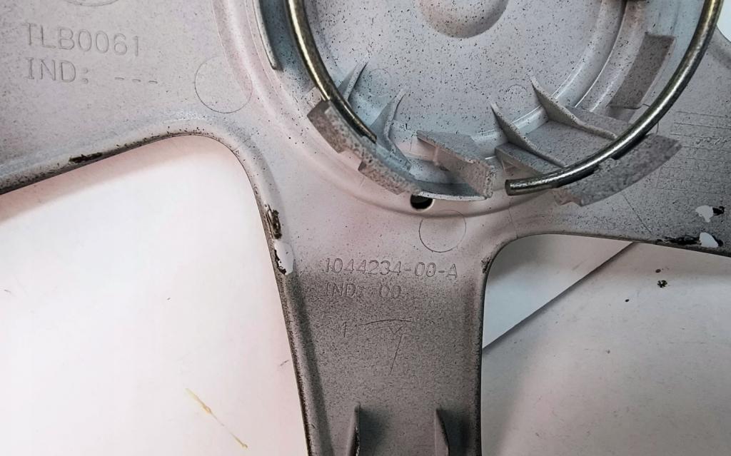 Tesla Model 3 Stredový kryt kolesa 1044234-00-A
