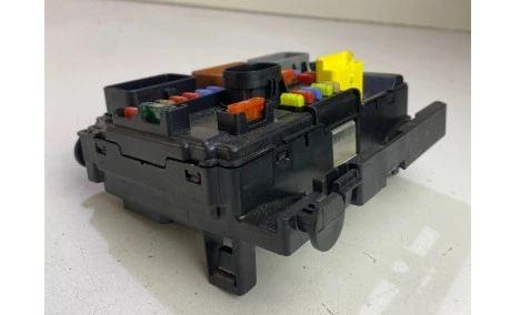 Peugeot 207 hatchback 1.4 petrol MT 54 kW 2008  Poistková skrinka 9664997780 R07