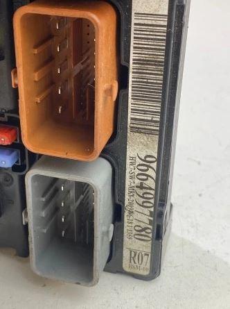 Peugeot 207 hatchback 1.4 petrol MT 54 kW 2008  Poistková skrinka 9664997780 R07