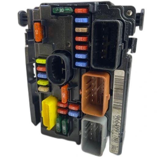 Peugeot 207 hatchback 1.4 petrol MT 54 kW 2008  Poistková skrinka 9664997780 R07