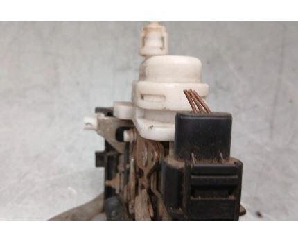 Audi A4 B5 1994-2001 sedan 1.8 20v petrol AT 92 kW 1999  Zámok dverí predný ľavý 132579z