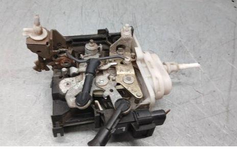 Audi A4 B5 1994-2001 sedan 1.8 20v petrol AT 92 kW 1999  Zámok dverí predný ľavý 132579z