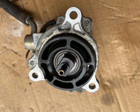 Mazda 6 I GG 2002-2007 hatchback 2.0 16v petrol AT 108 kW 2006  Vákuová pumpa X2T58172