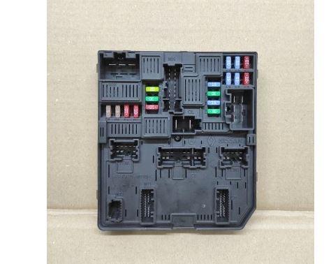 Renault Megane IV 2016-2024 hatchback 1.2 TCE petrol MT 97 kW 2016  Poistková skrinka 284B66727R