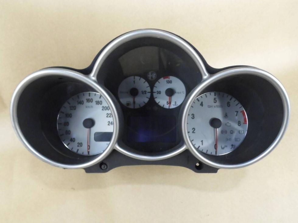 Alfa Romeo 147 hatchback 1.6 16v petrol MT 88 kW 2002  Prístrojová doska 735290189