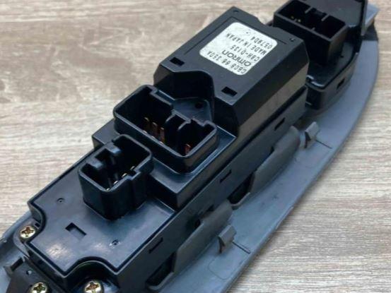 Mazda Premacy hatchback 2.0 TD diesel 66 kW 2000  Prepínač ovládania okna predný ľavý CB0866350A C8HD135