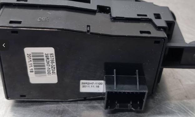 Hyundai I40 sedan 1.7 CRDI diesel MT 85 kW 2012  Prepínač 937663Z040 39R2H71000 20111118