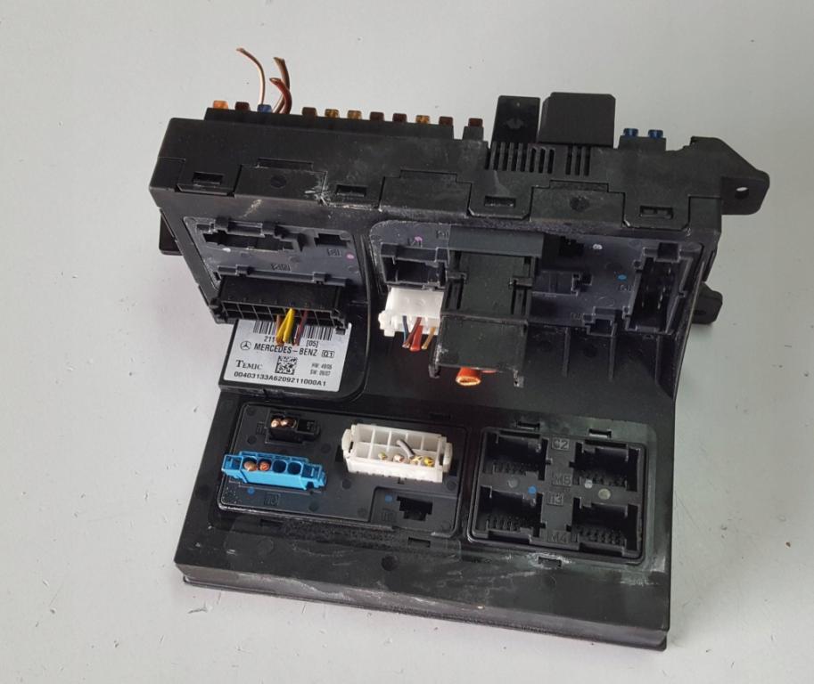 Mercedes E W211 2002-2009 combi 3.0 CDI Poistková skrinka 2115459001