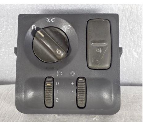Volvo V40 I 1995-2004 combi 1.8 16v petrol MT 84 kW 1999  Prepínač svetiel 30818135 30818136 30818137