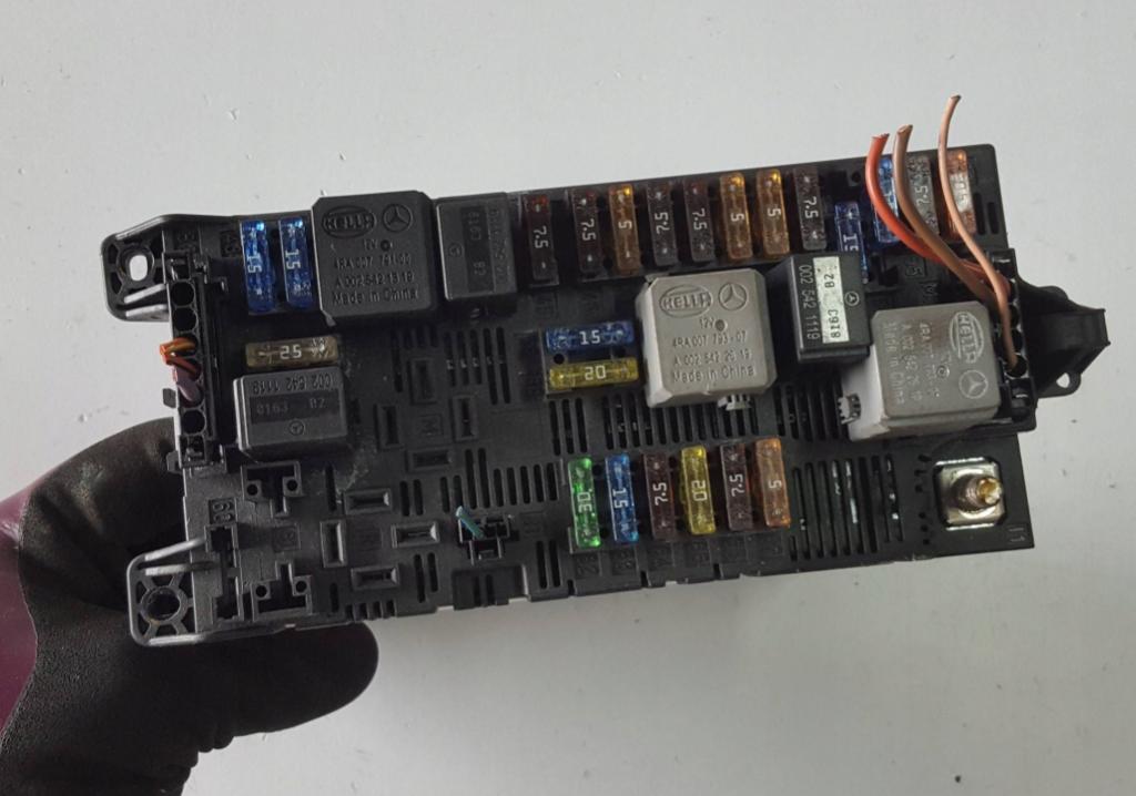 Mercedes E W211 2002-2009 combi 3.0 CDI Poistková skrinka 2115459001