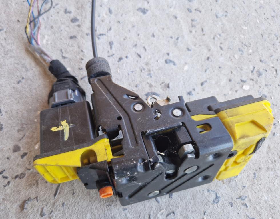 Volvo XC90 I 2002-2014 suv 2.4 D5 diesel AT 120 kW  Motorček zámku dverí zadný pravý 8650554