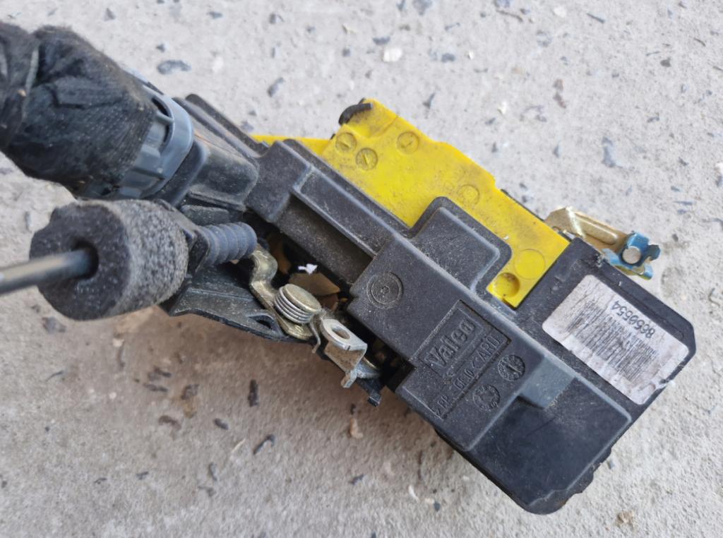 Volvo XC90 I 2002-2014 suv 2.4 D5 diesel AT 120 kW  Motorček zámku dverí zadný pravý 8650554