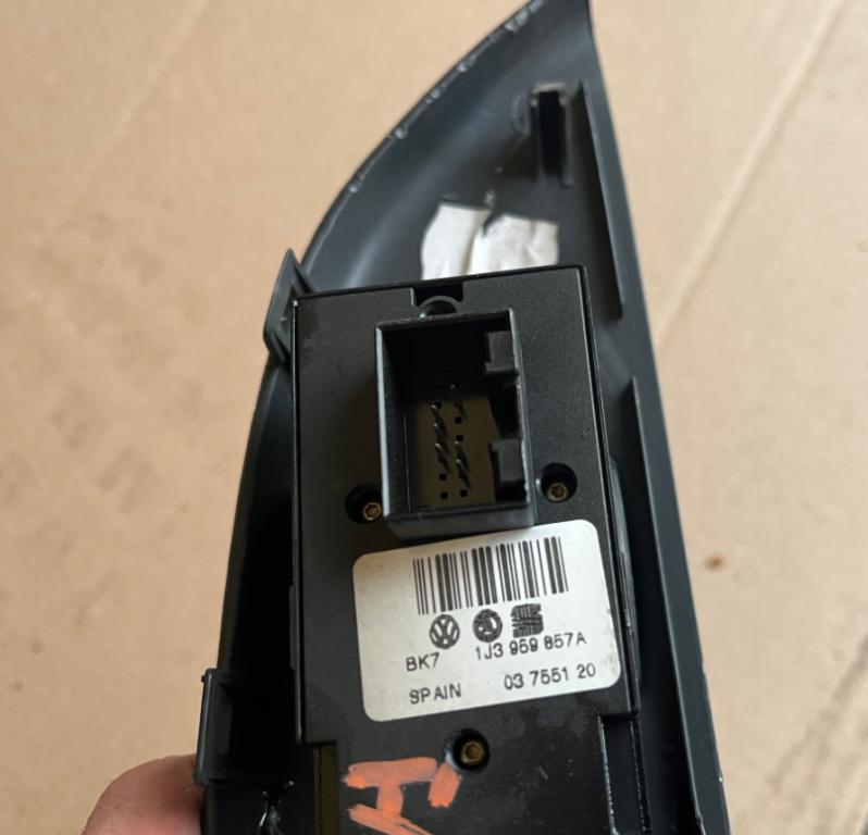 Skoda Fabia I 1999-2007 hatchback 1.4 petrol MT 44 kW Prepínač ovládania okna predný ľavý 1J3959857A