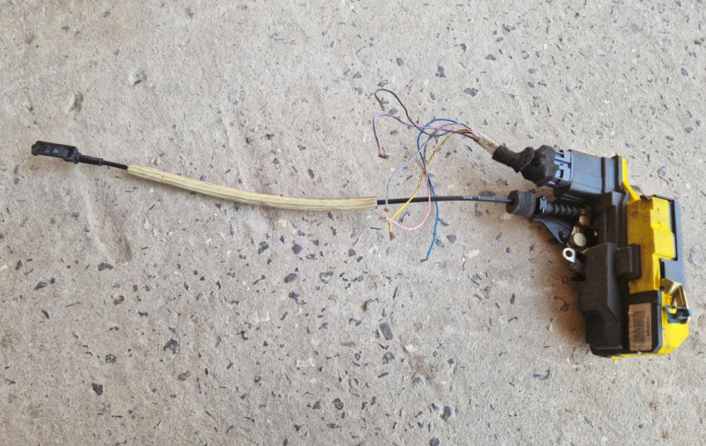 Volvo XC90 I 2002-2014 suv 2.4 D5 diesel AT 120 kW  Motorček zámku dverí zadný pravý 8650554