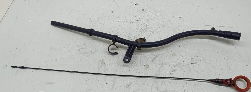 Volkswagen Passat B6 2005-2010 combi 2.0 TDI diesel MT 103 kW 2007  Mierka hladiny oleja 03G103634AF