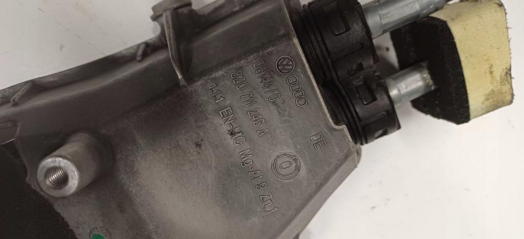 Audi A2 hatchback 1.4 16v petrol AUA MT 55 kW  Rýchlostná páka (kulisa) 8Z0711246A