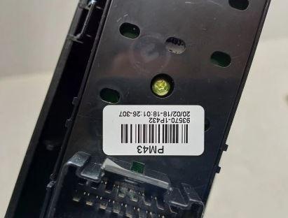 Kia Venga hatchback 1.4 16v petrol G4FA MT 66.2 kW 2011  Prepínač ovládania okna predný ľavý 93570-1P432