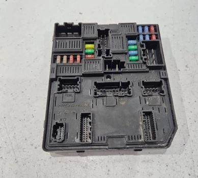 Renault Megane IV 2016-2024 hatchback 1.2 TCE petrol MT 97 kW 2016  Poistková skrinka 284B66727R