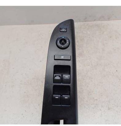 Kia Venga hatchback 1.4 16v petrol G4FA MT 66.2 kW 2011  Prepínač ovládania okna predný ľavý 93570-1P432