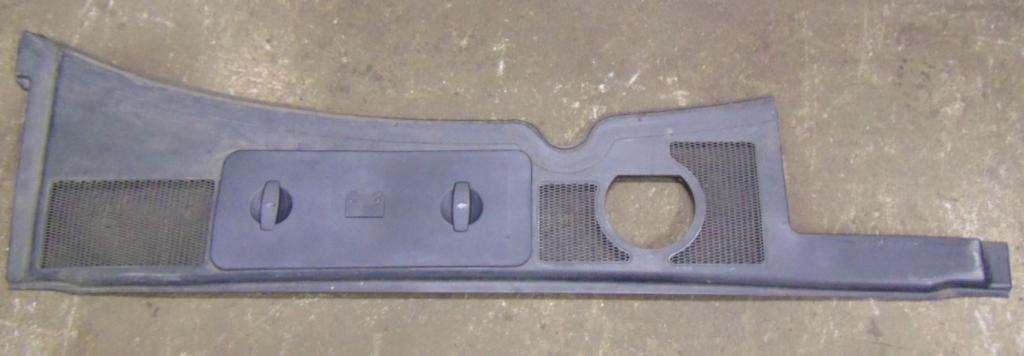 Audi A4 B6 2000-2004 combi 1.9 TDI diesel MT 96 kW 2003  Torpédo (plast pod čelným sklom) 8e1819417B