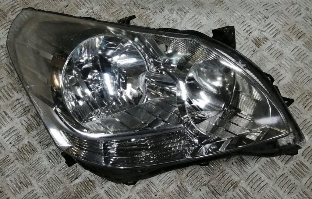 Toyota Verso 2009-2018 hatchback 1.6 16v petrol MT 97 kW 2017  Svetlo predné pravé 81110-0F090-00