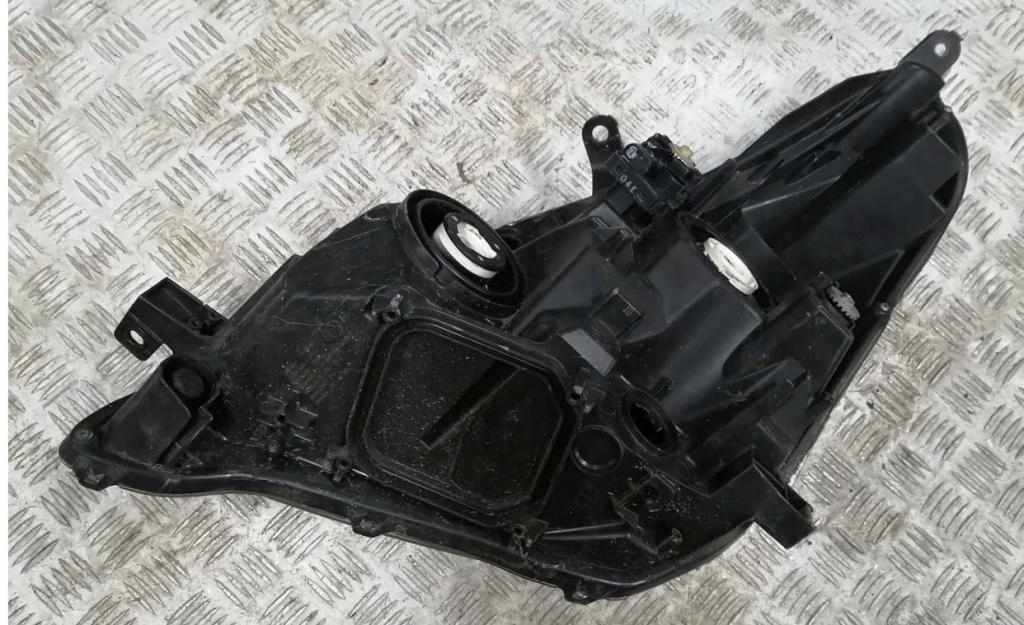 Toyota Verso 2009-2018 hatchback 1.6 16v petrol MT 97 kW 2017  Svetlo predné pravé 81110-0F090-00