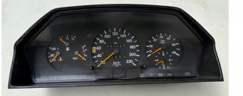 Mercedes 124 sedan 2.5 D diesel MT 69 kW 1992  Prístrojová doska 1244404311