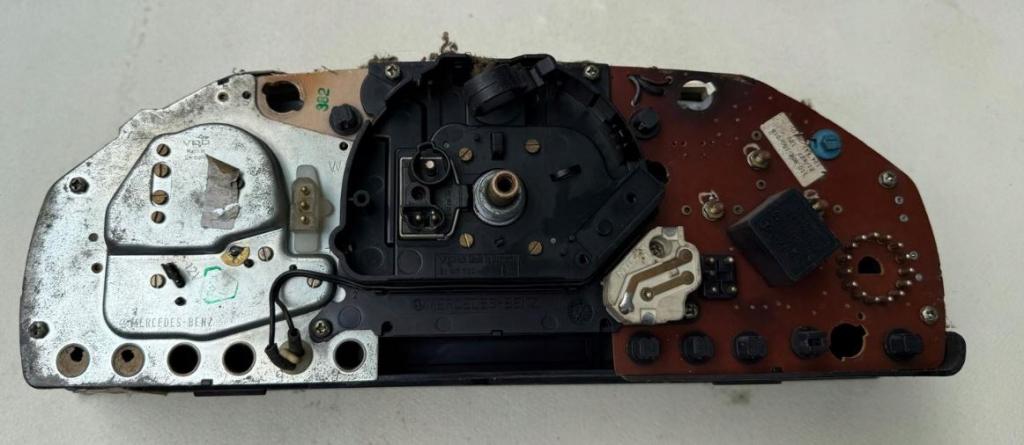 Mercedes 124 sedan 2.5 D diesel MT 69 kW 1992  Prístrojová doska 1244404311