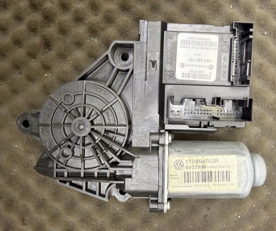 Skoda Octavia II 2004-2013 hatchback 1.4 TSI petrol MT 90 kW Motorček okien predný pravý 1T0959702R 5K0959792