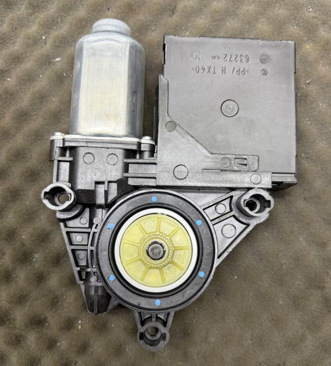 Skoda Octavia II 2004-2013 hatchback 1.4 TSI petrol MT 90 kW Motorček okien predný pravý 1T0959702R 5K0959792