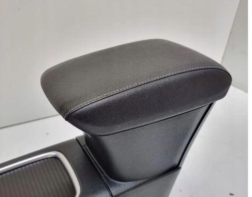 Opel Astra V 2015- hatchback 1.6 T petrol MT 147 kW 2018  Stredový tunel