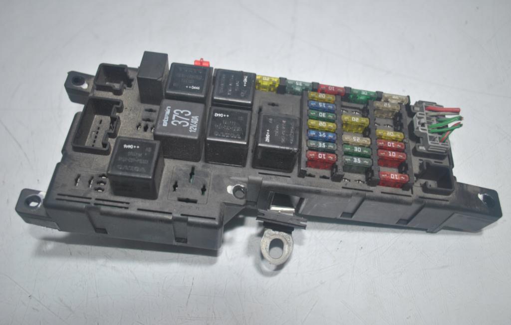 Volvo S80 I 1998-2006 sedan 2.4 D5 diesel AT 120 kW  Poistková skrinka 518828108