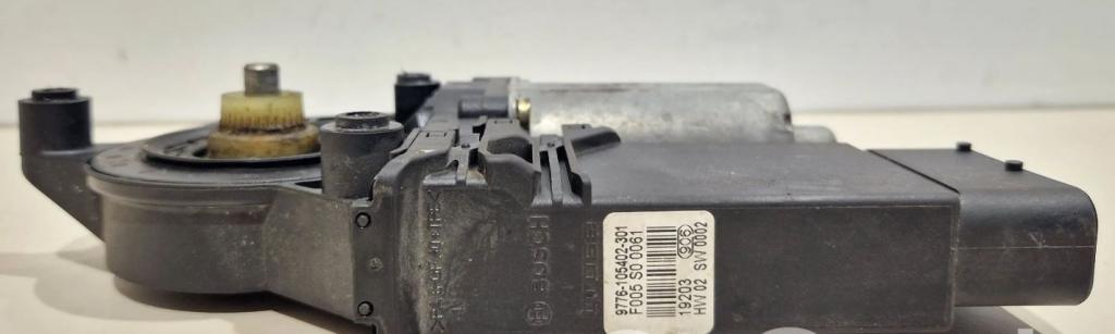 Seat Leon I 1999-2005 hatchback 1.4 16v petrol MT 55 kW 2001  Motorček okien predný ľavý 9776105402301 19203 F005S00061