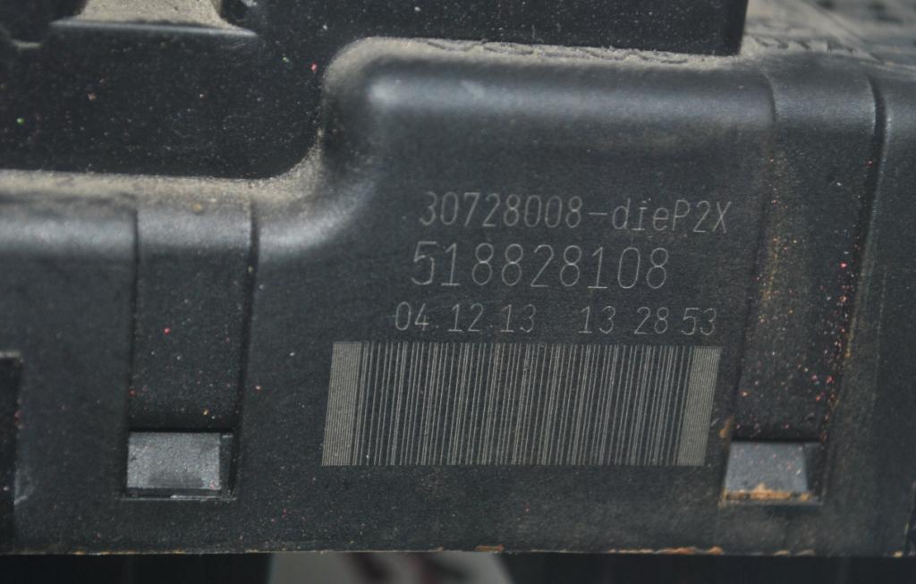 Volvo S80 I 1998-2006 sedan 2.4 D5 diesel AT 120 kW  Poistková skrinka 518828108