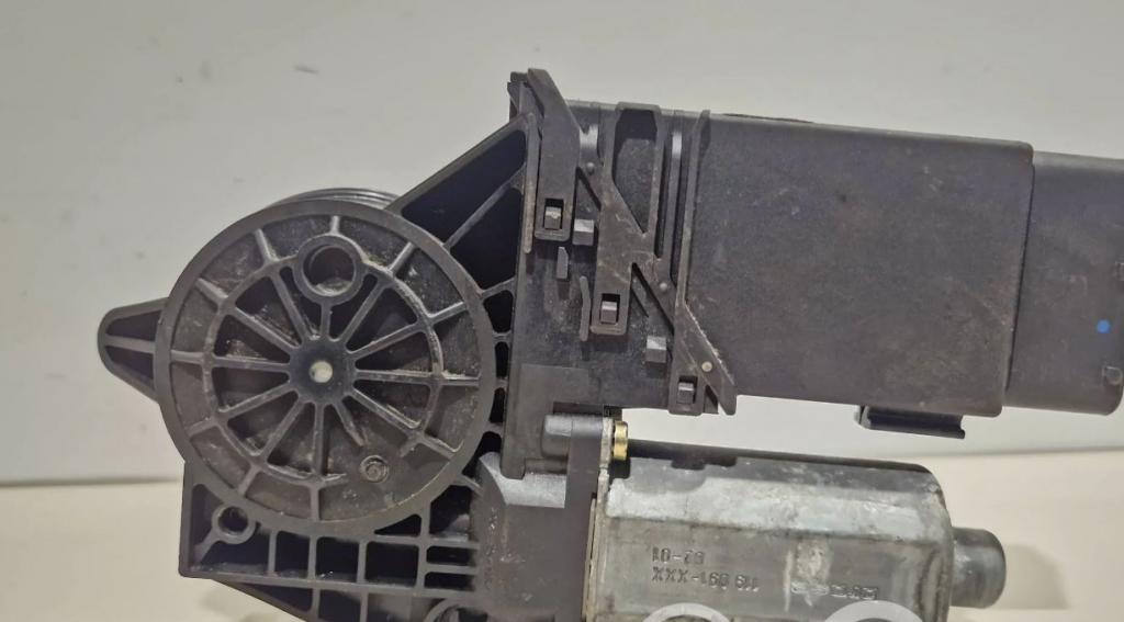 Seat Leon I 1999-2005 hatchback 1.4 16v petrol MT 55 kW 2001  Motorček okien predný ľavý 9776105402301 19203 F005S00061