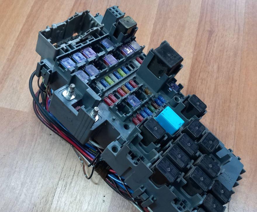 Mazda 6 II GH 2007-2012 combi 2.2 CITD diesel MT 132 kW 2011  Poistková skrinka 591940YA1 99464W