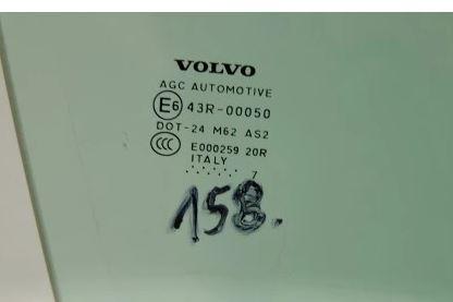 Volvo C30 hatchback 1.8 16v petrol MT 92 kW 2007  Sklo predných pravých dverí