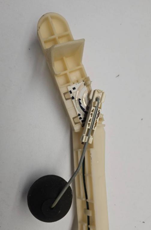 Audi A8 D2 1994-2002 sedan 4.2 V8 petrol AT 220 kW 1996  Snímač hladiny paliva 92162027 4D0919051B 221824056001