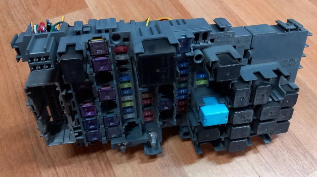 Mazda 6 II GH 2007-2012 combi 2.2 CITD diesel MT 132 kW 2011  Poistková skrinka 591940YA1 99464W