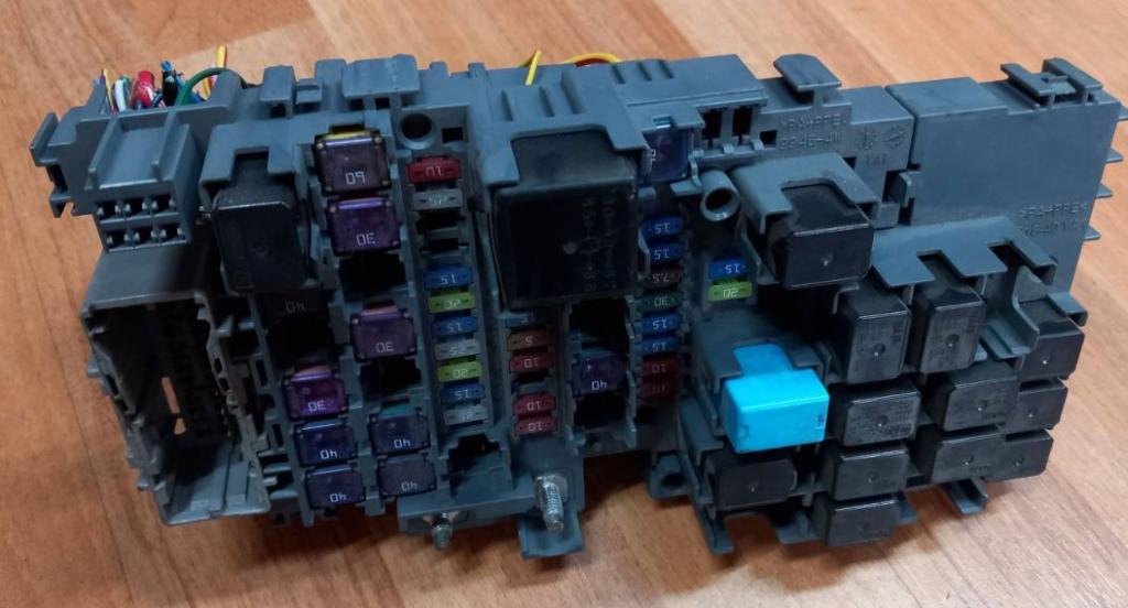 Mazda 6 II GH 2007-2012 combi 2.2 CITD diesel MT 132 kW 2011  Poistková skrinka 591940YA1 99464W