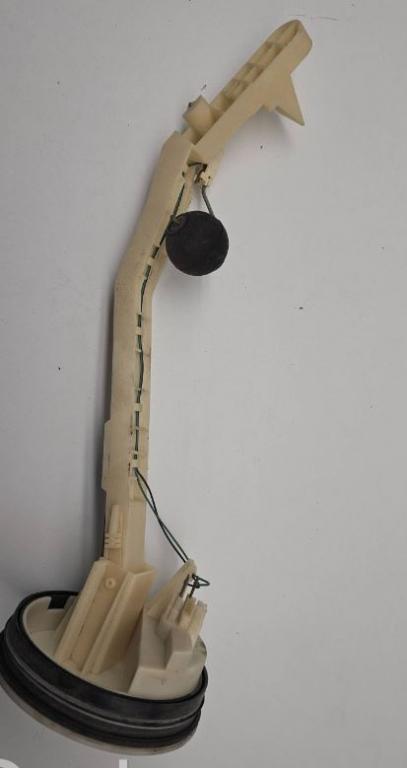 Audi A8 D2 1994-2002 sedan 4.2 V8 petrol AT 220 kW 1996  Snímač hladiny paliva 92162027 4D0919051B 221824056001