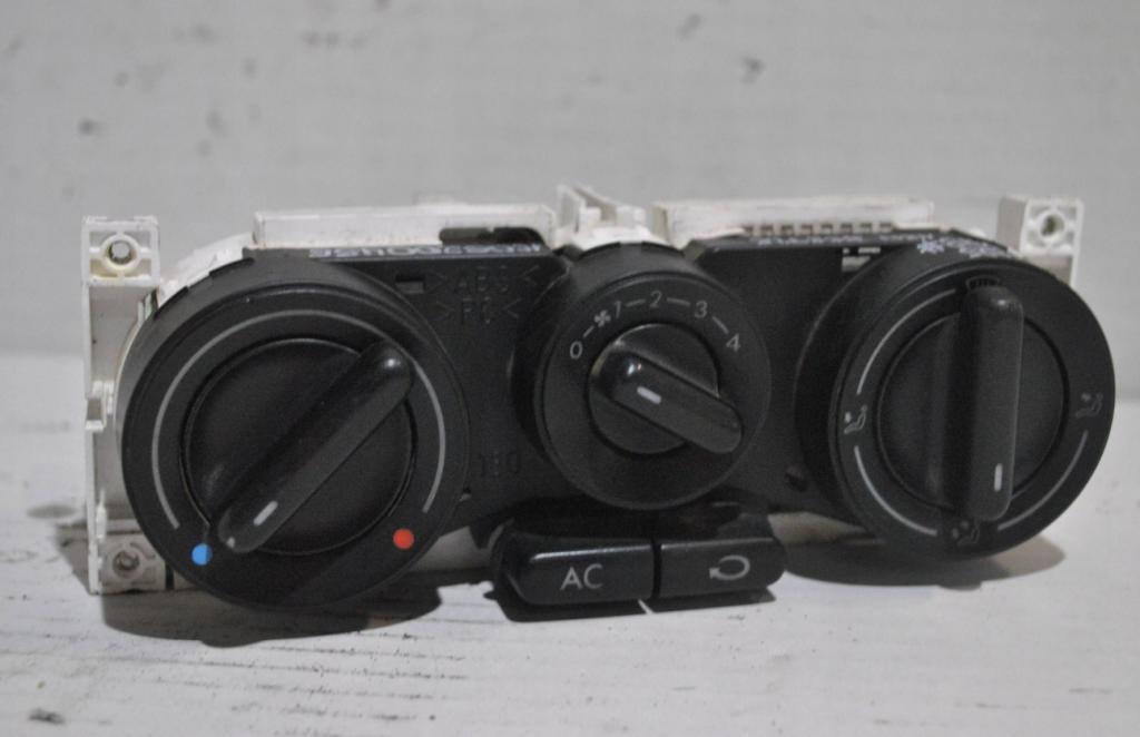 Volkswagen New Beetle 1998-2010 hatchback 1.9 TDI diesel MT 77 kW 1999  Panel kúrenia/klimatizácie 1C0820045E