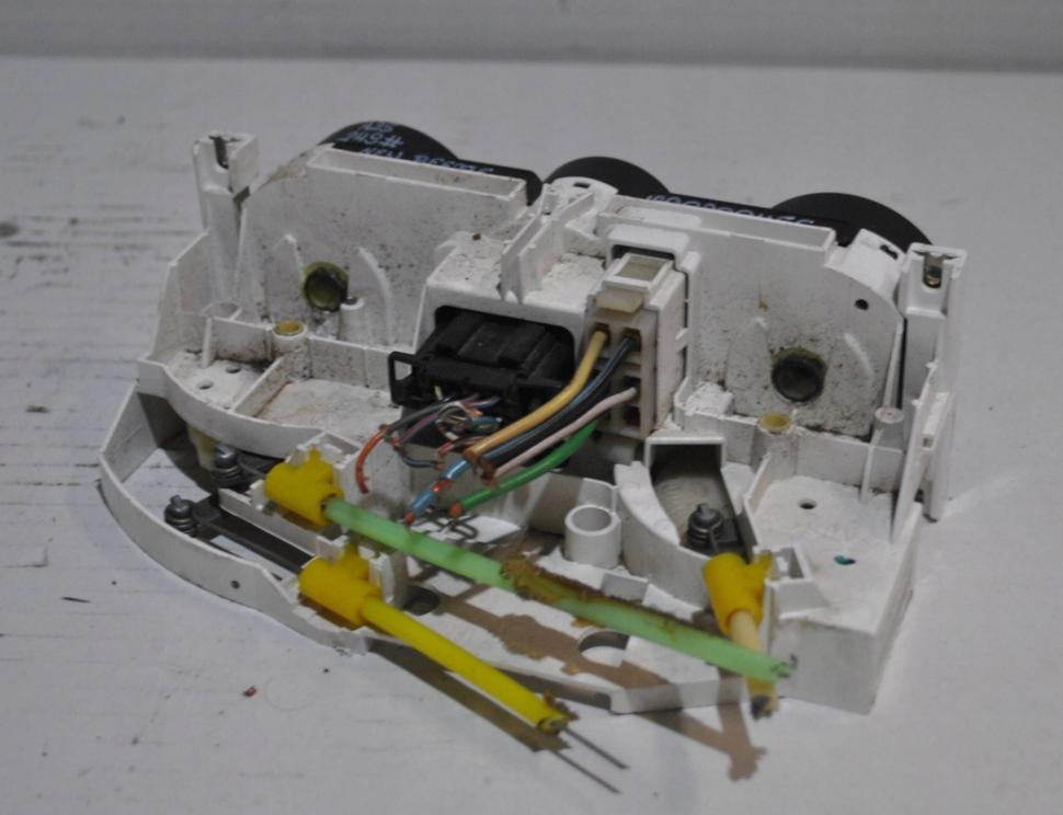 Volkswagen New Beetle 1998-2010 hatchback 1.9 TDI diesel MT 77 kW 1999  Panel kúrenia/klimatizácie 1C0820045E