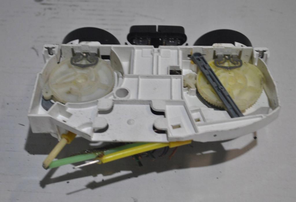 Volkswagen New Beetle 1998-2010 hatchback 1.9 TDI diesel MT 77 kW 1999  Panel kúrenia/klimatizácie 1C0820045E