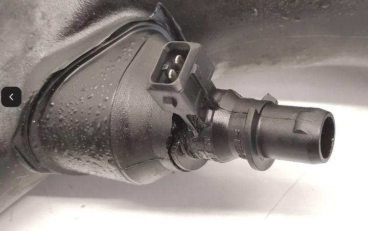 Volvo V70 III 2007-2016 combi 2.4 D diesel MT 120 kW 2008  Rúrka chladenia vzduchu 31261717